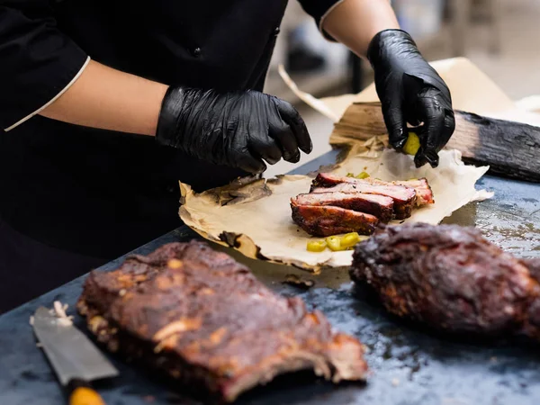 Grill restaurang köksmästare rökt fläsk revben — Stockfoto