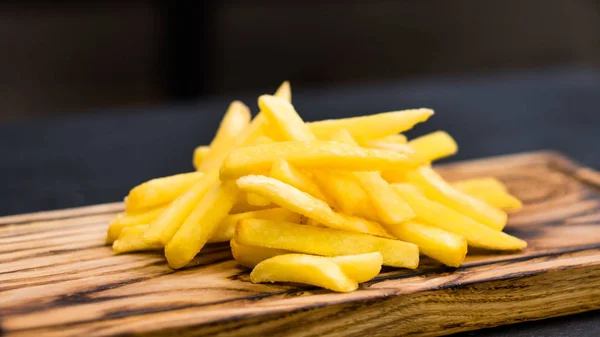 Snabbmats meny saltad pommes frites trä kartong — Stockfoto