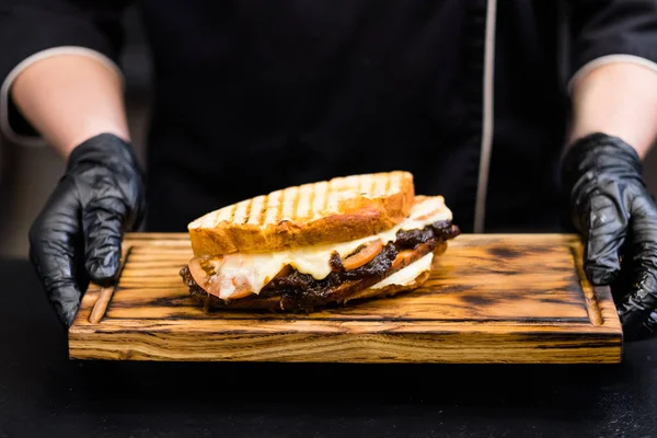 Grill restaurang rökt kalkonbröst smörgås — Stockfoto