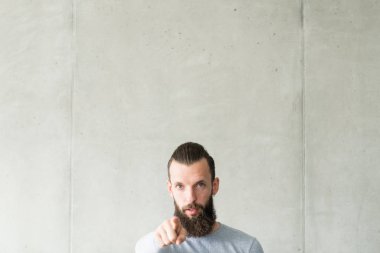 yargıç şüpheli hipster adam işaret parmak suçlamak