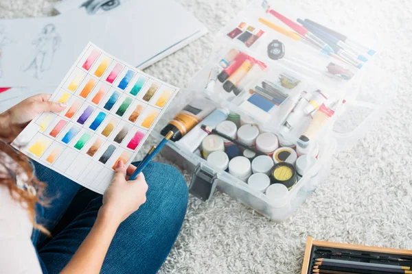 Escuela de bellas artes señora color swatch organizador de pintura — Foto de Stock