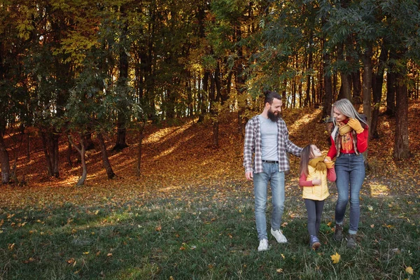 Осенний отдых родителей дочь прогулки природный парк — стоковое фото