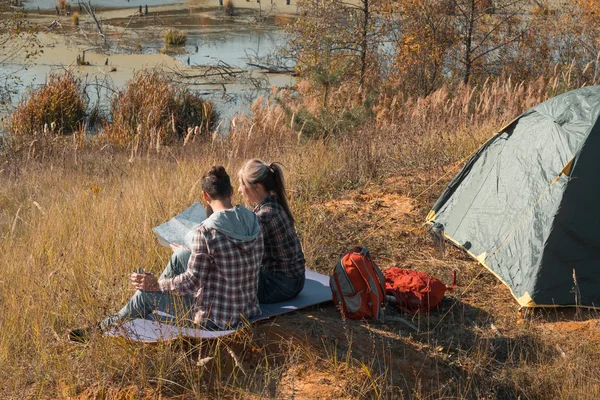 Viajeros estilo de vida pareja camping otoño naturaleza —  Fotos de Stock