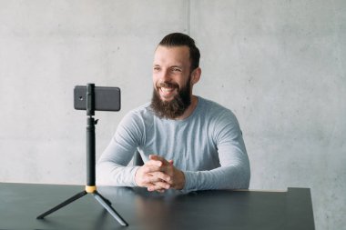 iş koçluk hipster adam akıllı telefon kamera