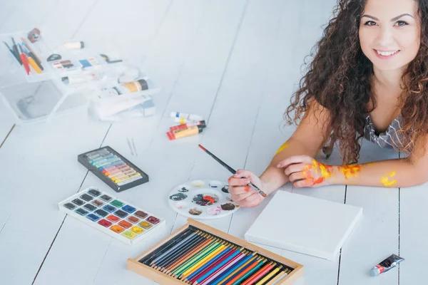 Kunst hobby Leisure Lady gekleurde potloden aquarel — Stockfoto