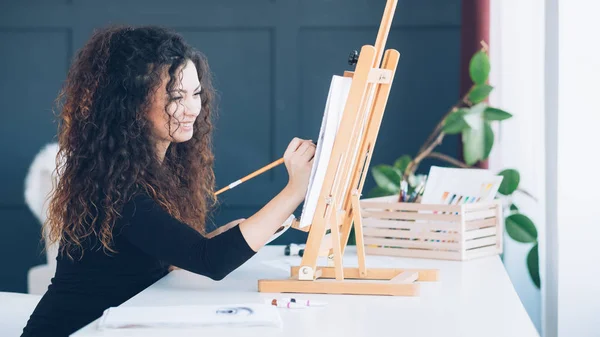 Lazer recreação talentosa senhora pintura casa — Fotografia de Stock