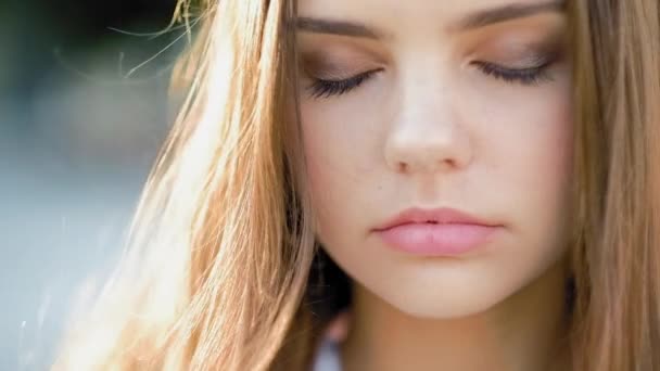 Recreação espiritual pacífica adolescente menina refletindo — Vídeo de Stock