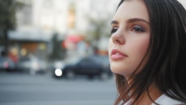 Feminino confiança poder despreocupado adolescente menina andando — Vídeo de Stock