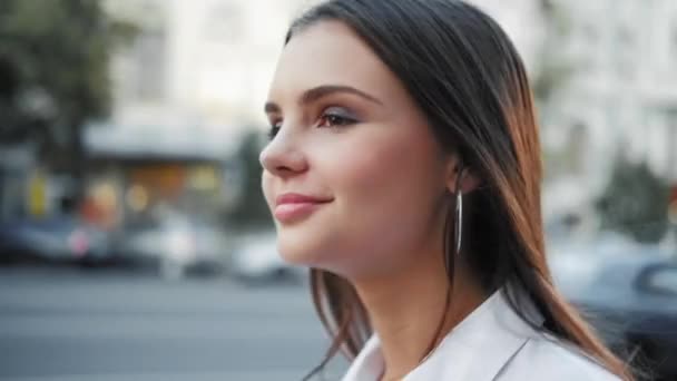 Atteggiamento positivo di vita sorridente adolescente ragazza a piedi — Video Stock