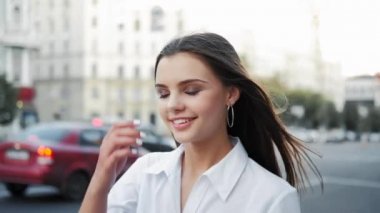 moda modelleme gülümseyen genç kız şehir yürüyüş