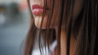 dudak büyütme dolgu tedavisi genç kadın