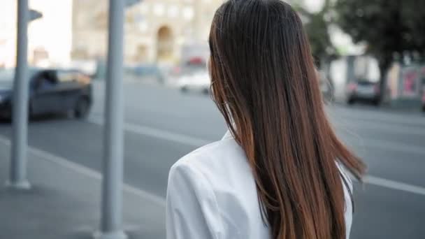 Terapia de cabelo pacífica adolescente menina andando — Vídeo de Stock