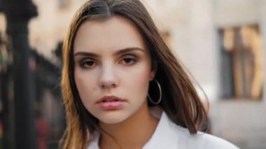 moda modelleme kendinden emin kız yürüyüş poz