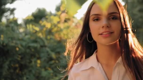 Vrouwelijk schoonheid zelfverzekerd meisje wandelen natuurpark — Stockvideo