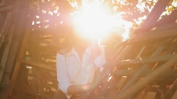 Романтическая поза элегантная уверенная девушка природный парк — стоковое видео