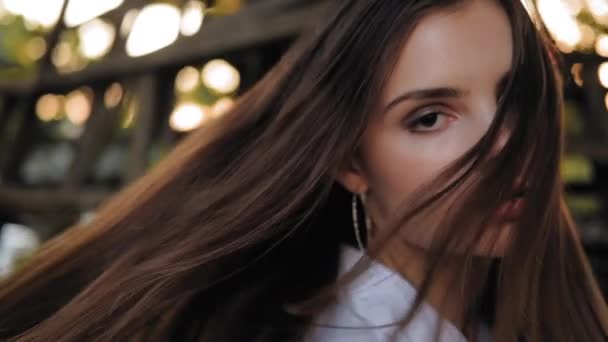 Flygigt hår skönhetsvård flicka poserar naturpark — Stockvideo