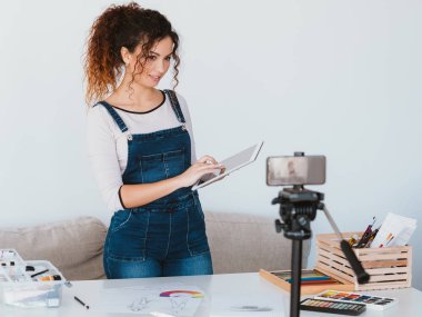 online güzel sanatlar sınıfı ressam çizim uygulaması