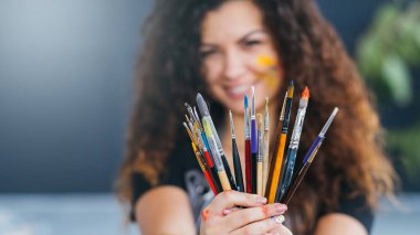 boyama malzemeleri boya fırçası çeşitleri eller