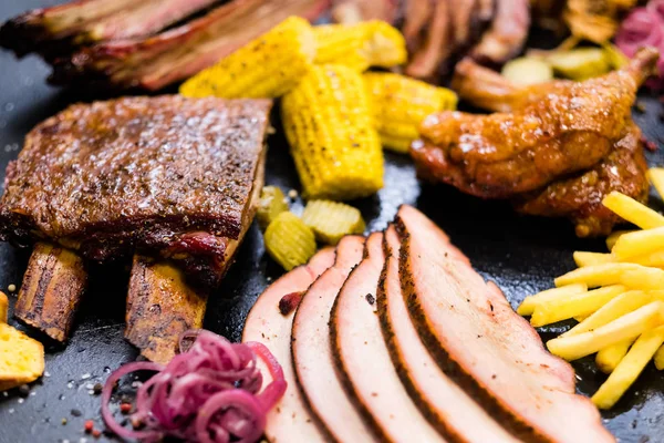 Comida americana tradicional variedade de carne defumada — Fotografia de Stock