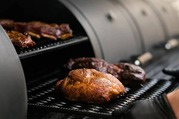 Grill restaurant kitchen chef meat bbq smoker — Stock Photo, Image