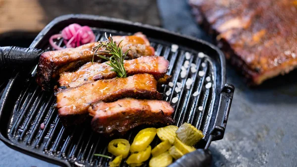 Ricetta carne alla griglia costolette di maiale affumicate rosmarino — Foto Stock