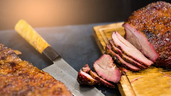 Kulinarischer Meisterkurs heiß geräuchertes Rinderbrisket — Stockfoto