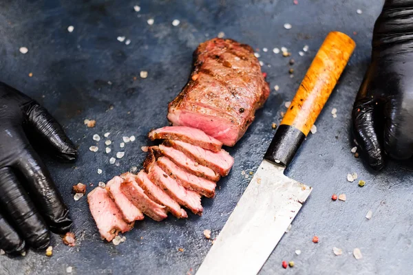 Bistec comida striploin bistec carne cuchillo — Foto de Stock