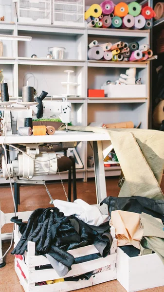 Mess atelier tailleur couturière rouleau de tissu de travail — Photo