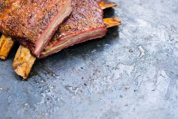 Serviço de entrega de alimentos grelhar carne costelas de carne defumada — Fotografia de Stock