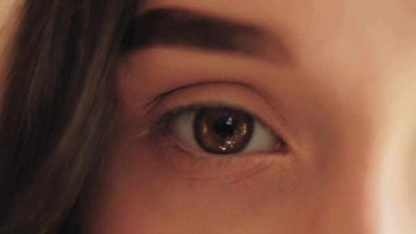 Vertrauen Hingabe Frau zart aussehen braune Augen — Stockvideo