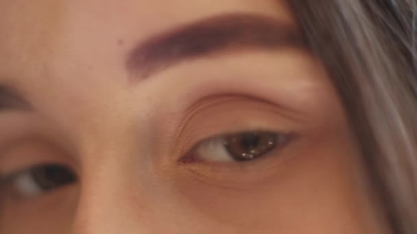 希望信仰茶色の目ペンシブ女性悲しい表情 — ストック動画