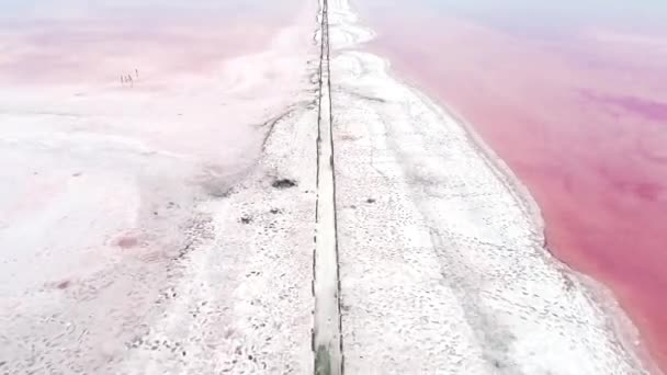 Pembe tuz göl doğa manzara pürüzsüz su — Stok video