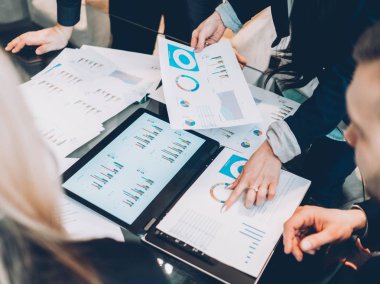 ekip çalışması iş ortakları grafikler beyin fırtınası