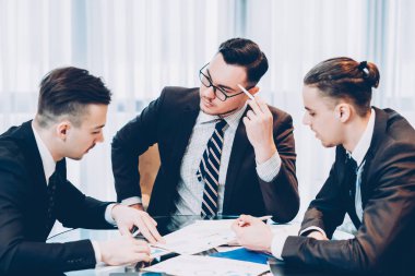 strateji planlama iş ortakları fikir toplantısı