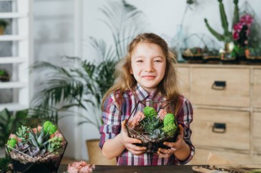 diy florarium el yapımı doğal hediye sulu
