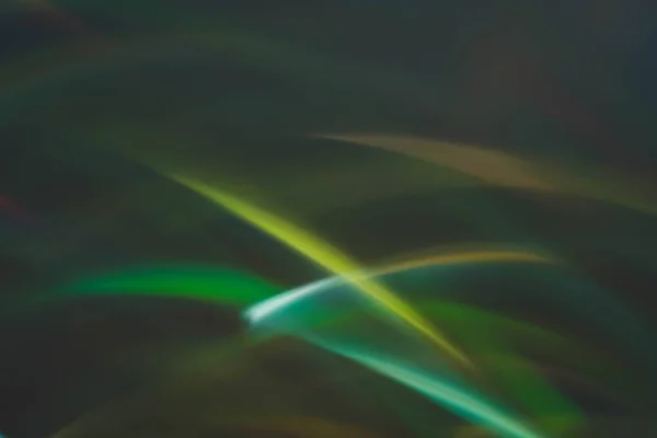 डिफोकस केलेले दिवे हिरव्या पिवळ्या चमकत्या ओळी गळतात — स्टॉक फोटो, इमेज