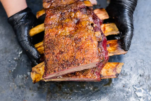 Grill restaurang köksmästare rökt nötkött revben — Stockfoto