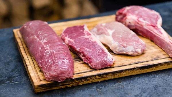 Стейкхаус кухня свежие куски мяса говядины — стоковое фото