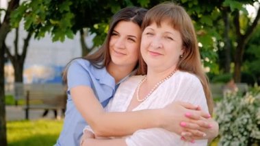 anne gün aşk bakımı dikkat mutlu kızı anne