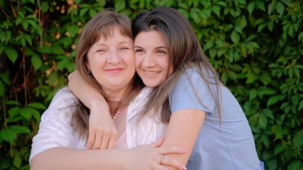 Mor dagvård uppmärksamhet kärlek Dotter mamma — Stockvideo