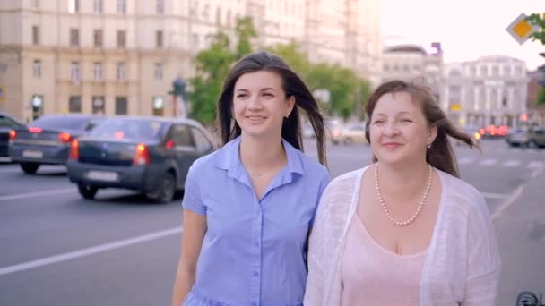 Aile eğlence bağ sevinç iletişim yürüyüş — Stok video