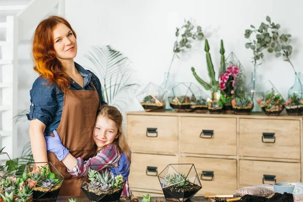 DIY Florarium familie Leisure liefde assistentie Home — Stockfoto