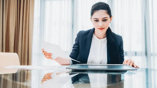 Poderosa mujer exitosa oficina de dama de negocios — Foto de Stock