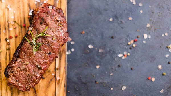 Steakhouse mat ryggbiffen biff nötkött kött rosmarin — Stockfoto