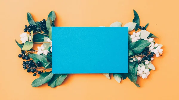 Party Einladung blaues Papier Pfirsich Hintergrund — Stockfoto