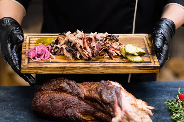 Grill Restaurant Küche Koch geräuchertes Pulled Pork — Stockfoto