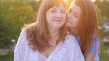 anne gün sıcak tebrik aşk kızı öpüşme anne