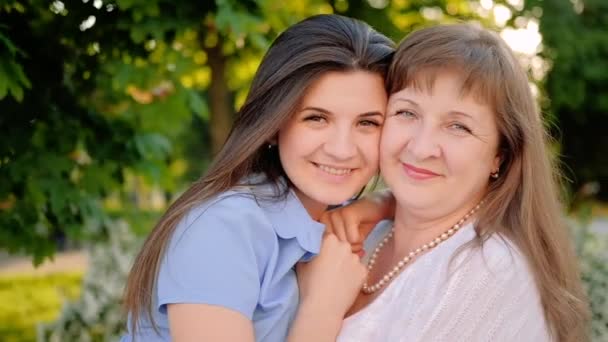 Madre día cálido saludo hija abrazando mamá — Vídeos de Stock