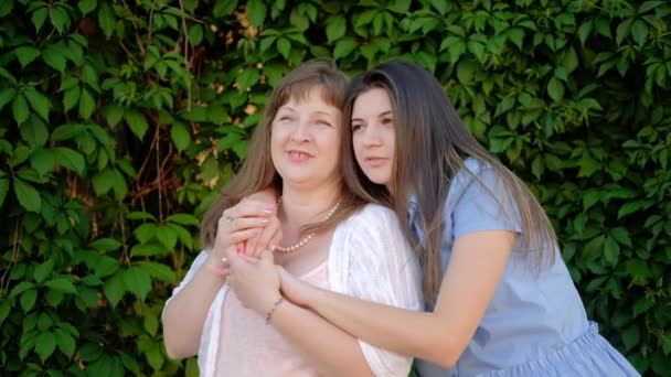 Мать мудрость опыт ухода за дочерью доверия — стоковое видео