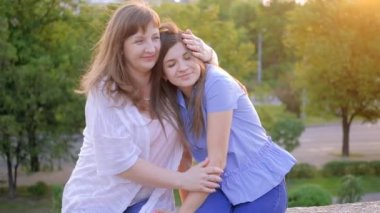 aile bağ sevgi bakım sevgi anne kızı